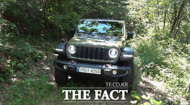 오승혁의 팩트 DRIVE는 지프 랭글러 41 에디션 루비콘 파워탑 트림을 타고 400km를 시승하며 랭글러와 관련된 궁금증의 답을 얻었다. 사진은 랭글러가 파평산 오프로드를 오르는 모습. /파주 파평산=오승혁, 이환호 기자