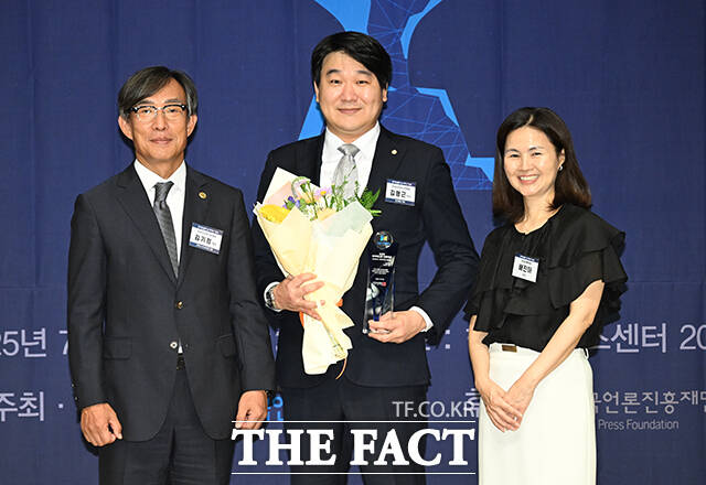 매체 부문 사회적책임 우수상 수상한 김형근 경인매일 대표이사(가운데).