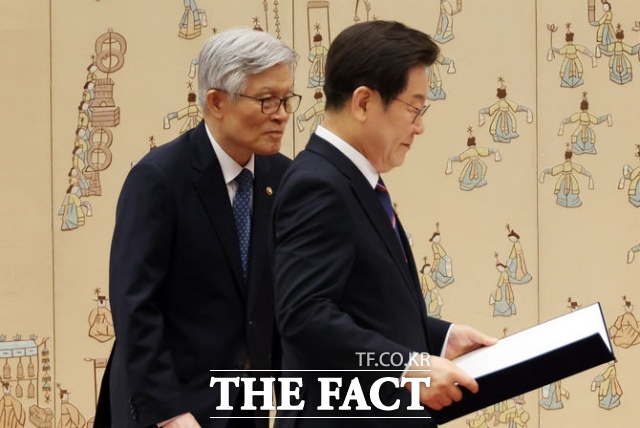 최동석 인사혁신처장의 과거 발언들이 잇따라 공개되면서 연일 논란이 되고 있다. /뉴시스