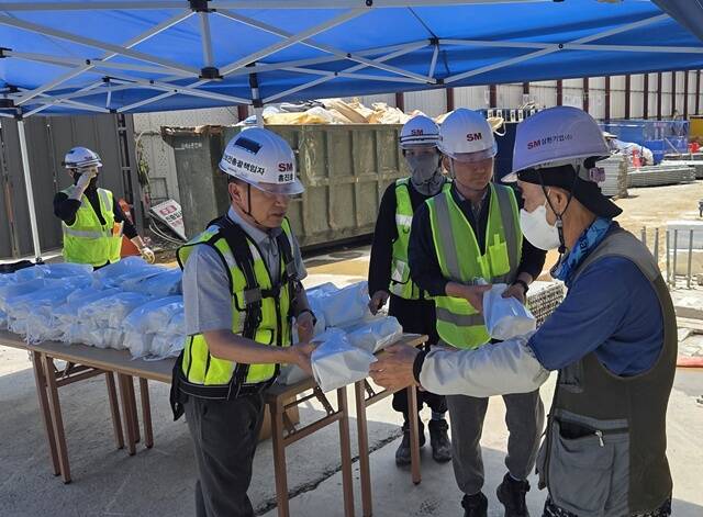 삼환기업이 전국 건설현장 근로자들에게 온열질환 예방 키트를 배포했다. /삼환기업