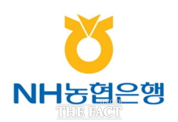 NH농협은행 홍도동지점이 고객의 현금 3000만 원 보이스피싱 피해를 예방해 대전 동부경찰서로부터 신고포상금을 받았다. /NH농협은행