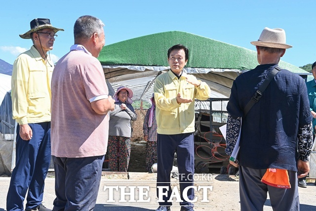집중호우로 인해 막대한 피해가 발생한 수곡면을 찾은 조규일 진주시장(가운데)./진주시