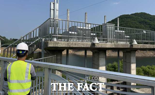한국농어촌공사 직원들이 저수지 수문 등을 점검하고 있다./한국농어촌공사
