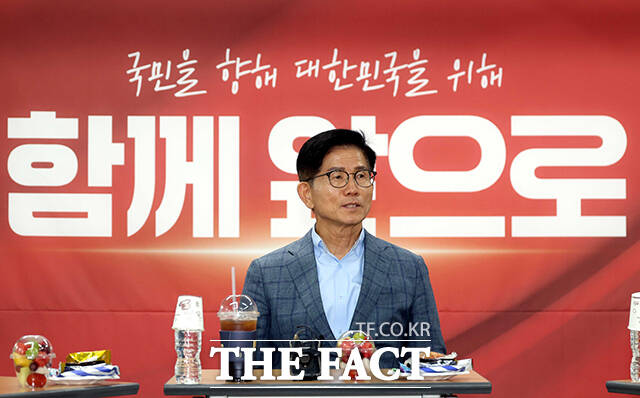 김문수 국민의힘 당대표 예비후보가 28일 오후 서울 여의도 국민의힘 서울시당에서 열린 당원간담회에 참석해 관계자들과 대화를 하고 있다. /배정한 기자