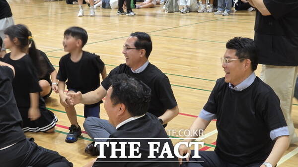 박희조 동구청장과 정명국 대전시의회 행정자치위원장(국민의힘, 동구 3), 송인석 대전시의회 산업건설위원장(국민의힘, 동구 1)이 대전 동구지역아동센터 제3회 명랑운동회에 참여하고 있는 모습./정예준 기자