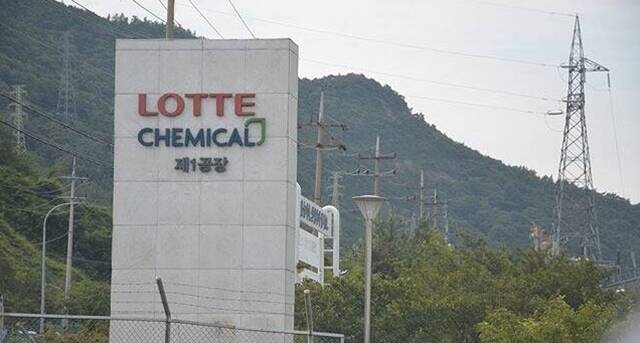 롯데케미칼은 사업장별 LCA(Life Cycle Assessment, 전과정 환경영향평가) 관리체계 구축을 확대해 고객사의 탄소중립 목표 달성을 지원한다. /더팩트 DB