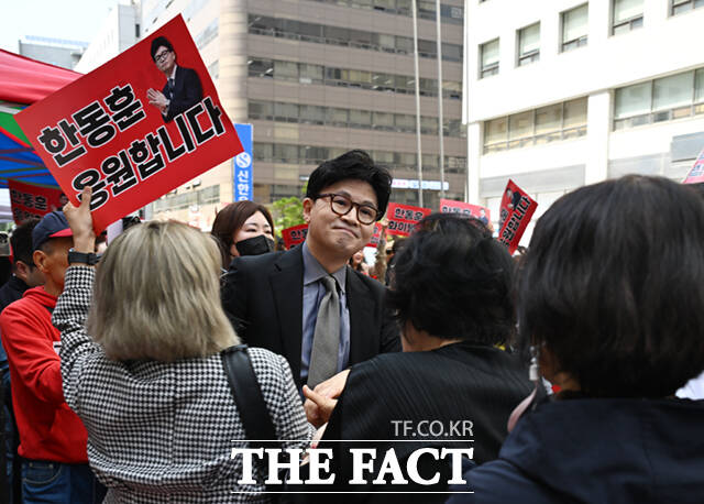 한동훈 국민의힘 전 대표가 28일 과거 부적절한 발언들로 논란이 불거진 최동석 인사혁신처장을 겨냥해 이 정도면 무속인에 가까운 것 아닌가라며 사퇴를 촉구했다. /이새롬 기자