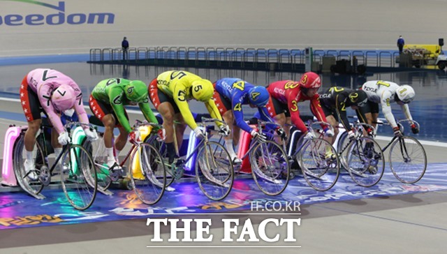 특선급 선수들이 경주를 시작하기 위해 출발대 위에 서있다./국민체육진흥공단