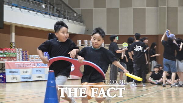28일 한밭체육관에서 열린 대전 동구지역아동센터 제3회 명랑운동회에서 아이들이 릴레이 계주를 진행하고 있는 모습./정예준 기자