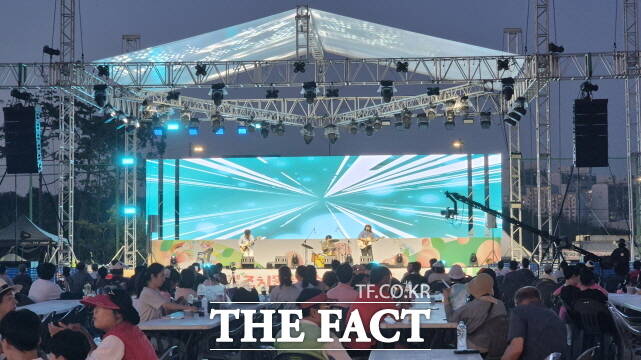 제23회 세종 조치원복숭아 축제가 열리고 있는 주무대에서 공연이 펼쳐지고 있다. /세종시