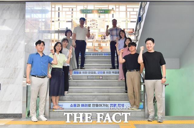 장성군 공무원들이 청렴계단에서 기념사진을 찍고 있다. /장성군
