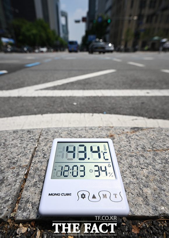 전국 대부분 지역에 폭염이 이어지고 있는 28일 오전 서울 종로구 세종대로에 놓아둔 온도계가 43.4도를 나타내고 있다. /박헌우 기자