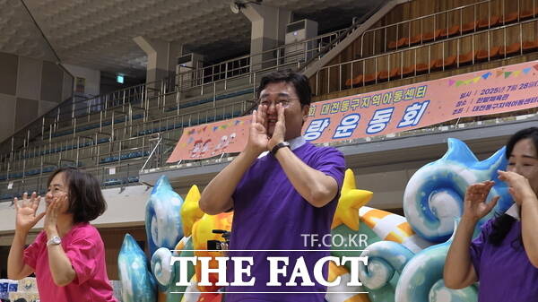 장철민 더불어민주당 의원(대전 동구)이 28일 열린 대전 동구지역아동센터 제3회 명랑운동회에 참석해 몸풀기 운동을 하고 있다./정예준 기자