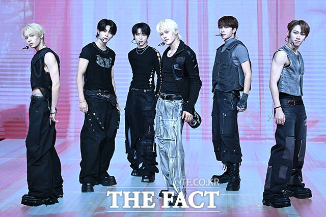 그룹 세븐투에잇(SEVENTOEIGHT)이 28일 오후 서울 마포구 쇼킹케이팝센터에서 한국 데뷔 싱글 세븐투에잇 쇼케이스를 열고 타이틀곡 PDSR 무대를 선보이고 있다./장윤석 기자