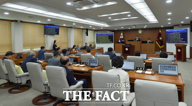 28일 논산시의회가 본회의장에서 제265회 임시회 제2차 본회의를 열고 있다. /논산시의회