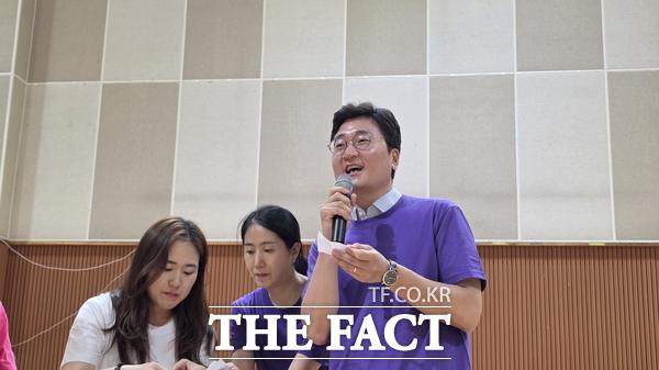 장철민 더불어민주당 의원(대전 동구)이 28일 열린 대전 동구지역아동센터 제3회 명랑운동회에서 경품 추첨을 진행하고 있는 모습./정예준 기자