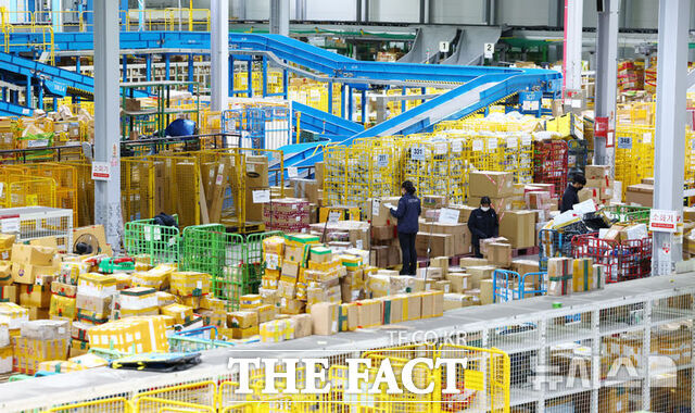 해외 소비자의 국내 상품 직접 구매(역직구) 규모가 내국인의 해외직구의 5분의 1 수준에 불과한 것으로 조사됐다. 사진은 인천 중구 인천공항본부세관 특송물류센터에서 직구 물품을 검사하고 있는 관세 주무관 모습. /뉴시스