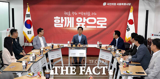 김문수 국민의힘 당대표 예비후보가 28일 오후 서울 여의도 국민의힘 서울시당에서 열린 당원간담회에 참석해 관계자들과 대화를 하고 있다. /배정한 기자