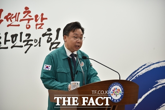 김영명 충남도 환경산림국장이 28일 도청 프레스센터에서 기자회견을 열고 기후위기에 대응하기 위해서는 지천댐이 반드시 필요하다는 입장을 밝히고 있다. /이정석 기자