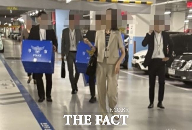 경기 안산상록경찰서 수사관들이 28일 오전 10시쯤 4명의 경기도의원 사무실을 압수수색하기 위해 상자를 들고 도의회 청사로 들어오고 있다./더팩트DB