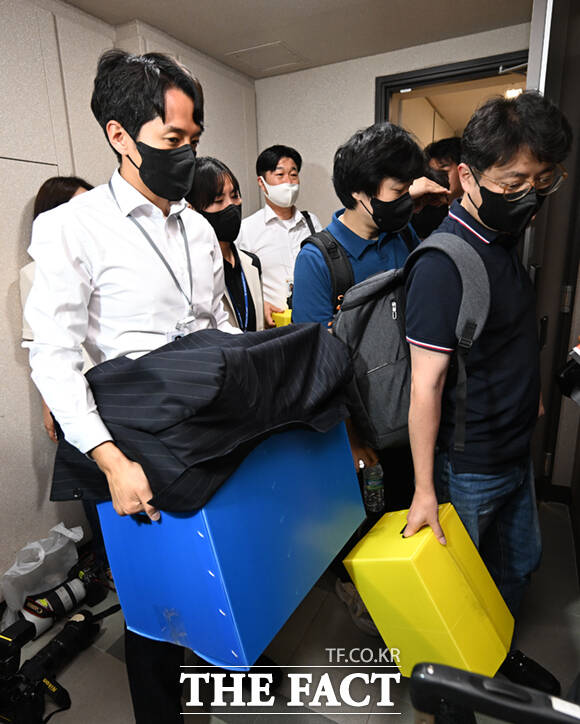 김건희 여사 관련 각종 의혹을 수사하는 김건희 특검팀(특별검사 민중기)이 28일 서울 노원구 상계동 이준석 개혁신당 대표 자택에서 압수수색을 마친 뒤 압수품을 옮기고 있다. /이새롬 기자