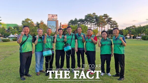 대전 서구 월평3동 새마을지도자협의회가 26일 주민 생활환경 개선을 위해 은평공원 일대에서 모기, 파리 등 해충 발생을 예방 하기 위해 여름철 방역소독을 진행했다. 이한영 대전시의원(사진 오른쪽 세 번째)도 함께했다./대전 서구