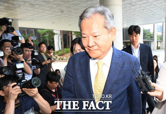 이상민 전 행정안전부 장관이 25일 오전 서울 서초구 서울고등검찰청에 마련된 내란 특검 사무실에 피의자 신분으로 출석하고 있다. /이새롬 기자