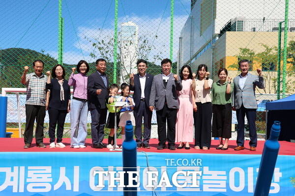 계룡시가 지난 26일 대실초 어린이 물놀이장 개장식을 개최했다./계룡시