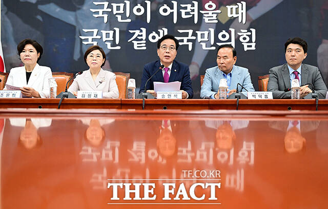 송언석 국민의힘 비상대책위원장 겸 원내대표(가운데)가 28일 오전 서울 여의도 국회에서 열린 비상대책위원회의에서 모두발언을 하고 있다. /국회=남윤호 기자
