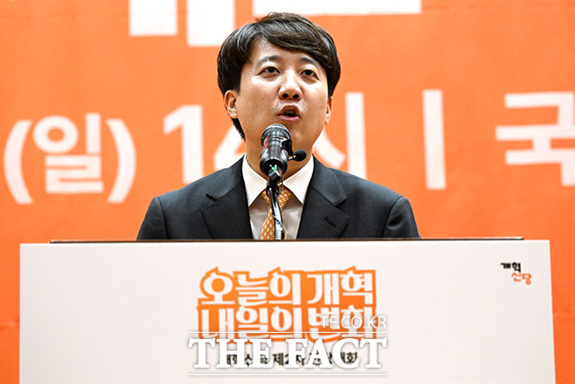 개혁신당 당대표 선거에 단독 출마한 이준석 의원이 27일 오후 서울 여의도 국회 의원회관 대회의실에서 열린 개혁신당 제2차 전당대회에서 정견발표를 하고 있다./남용희 기자