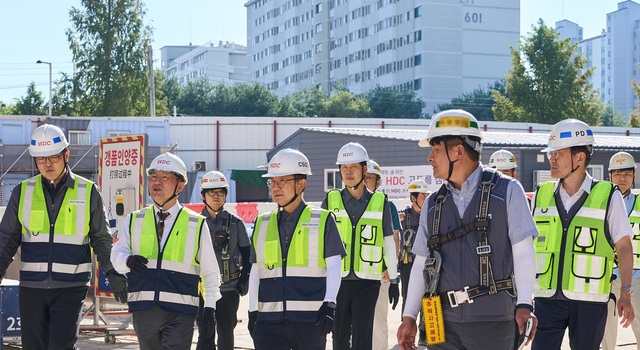 HDC현대산업개발은 최근 현장의 안전사고 예방을 위해 경영진 현장 점검을 시행했다. (사진 앞줄 왼쪽 두 번째 정경구 HDC현대산업개발 대표이사, 세 번째 조태제 HDC현대산업개발 CSO). /HDC현대산업개발