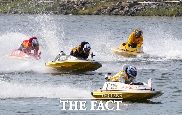 미사경정장에서 선수들이 턴마크 선회 이후 직선 주로 경합을 시작하고 있다./국민체육진흥공단