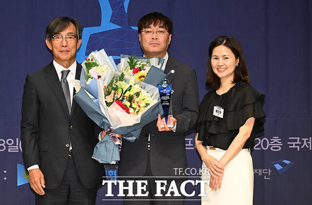 매체 부분 대상 수상한 황의신 뉴스웨이 대표이사(가운데).