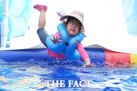  워터 슬라이드로 '무더위 탈출' [포토]