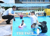  장애인 물놀이 참가자들과 인사하는 오승록 노원구청장 [포토]