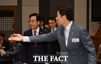  송언석 원내대표에게 자리 안내하는 김상규 한국인터넷신문협회 수석부회장 [포토]