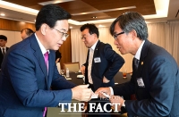  송언석 비대위원장과 인사하는 김기정 한국인터넷신문협회장 [포토]