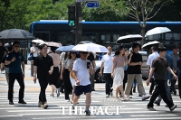  양산 쓴 시민들 [포토]