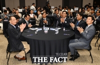  '2025 인터넷신문의 날 기념식' 박수치는 참석자들 [포토]