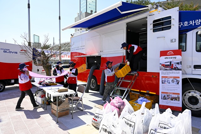 행정안전부에 따르면 지난 16일부터 닷새간 내린 집중호우로 25명이 숨지고, 3명이 실종됐다. 현대차그룹 세탁구호차량. /현대차그룹