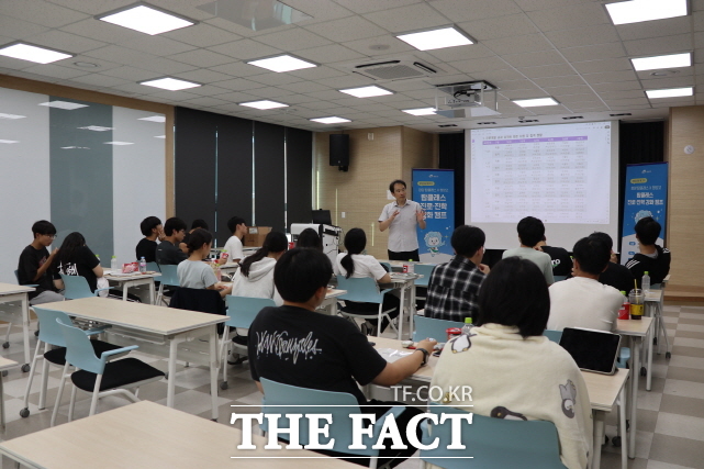 28일 학습 프로그램에 참여하는 청양고 학생들이 진학에 대해 집중하고 있다. /청양군