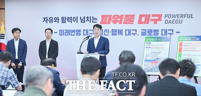 김정기 대구시장 권한대행 행정부시장이 29일 시청에서 대구제2국가산단 예타 통과와 관련해 기자설명회를 갖고 있다. /대구시