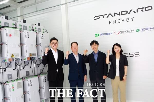 대전교통공사는 28일 유성구 구암역에서 바나듐 이온 배터리 에너지 저장장치 준공식을 개최했다. 사진 왼쪽부터 김부기 스탠다드에너지 대표, 연규양 대전교통공사 사장, 한종탁 대전시 기업지원정책과 과장, 김영숙 대전테크노파크 실증지원협력팀장./대전교통공사