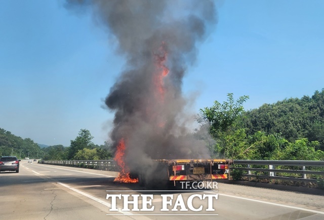29일 오전 9시 48분쯤 세종시 금남면 당진대전고속도로 당진 방향 세종 터널 부근에서 주행 중이던 7.5t 화물차가 불이나 타고 있다. /김형중 기자