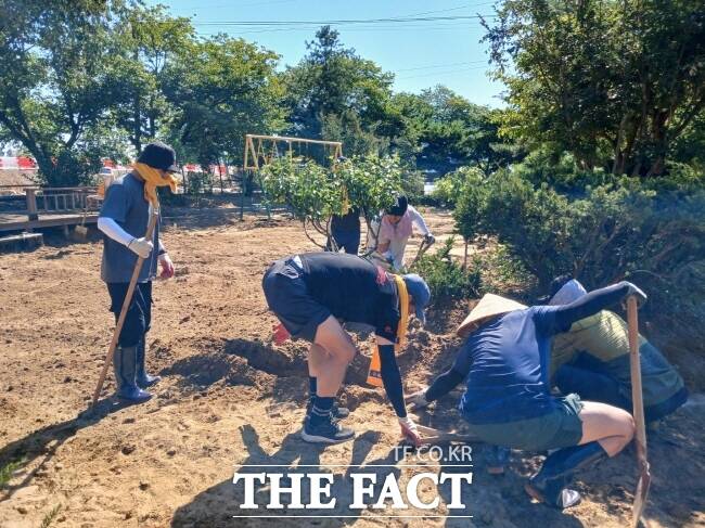 경기 안산출입국·외국인사무소 관계자들이 최근 집중호우로 피해를 입은 충남 당진시 정미면 수당리 일원에서 지난 28일 수해복구 활동을 하고 있다. /안산출입국·외국인사무소