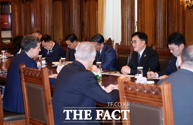 우원식 국회의장이 28일(현지시간) 루마니아 수도 부쿠레슈티에 소재한 대통령실에서 니쿠쇼르 다니엘 단 대통령과 회동하는 모습. /국회의장실 제공