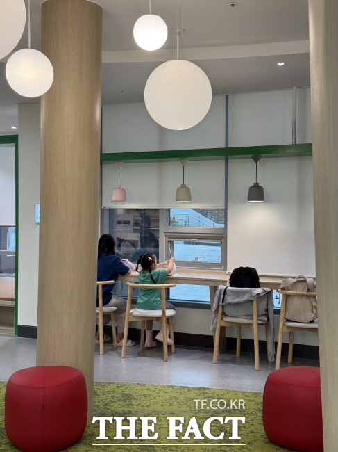 성남시 수내도서관 어린이열람실을 이용 중인 시민들./성남시