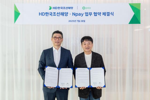 HD현대는 28일 경기 성남 HD현대 글로벌R&D센터에서 네이버페이와 임직원 포상제도 HD핵심 가치 실천페이 시스템 구축 및 운영을 위한 업무협약을 체결했다. 김성준 HD한국조선해양 대표(왼쪽)와 박상진 네이버페이 대표가 기념 촬영을 하는 모습. /HD현대