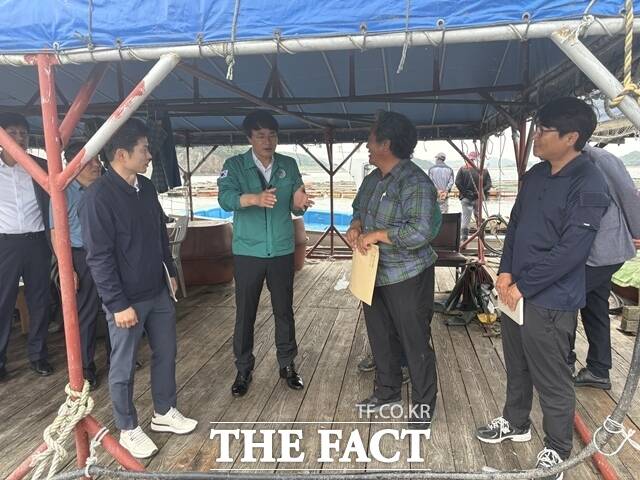 전상욱 충남도 해양수산국장(오른쪽 세 번째)이 29일 천수만 해역에 고수온 주의보가 발령됨에 따라 피해 최소화를 위해 현장대응반 운영 점검에 나서고 있다. /충남도