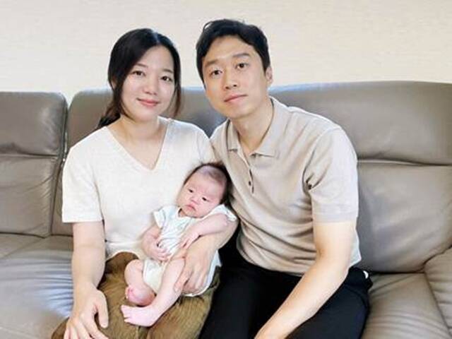 출산 가정에 현금 1000만원을 지급하는 한화 육아동행지원금 제도 수혜 가정이 100가구를 넘어섰다. 사진은 지난달 출산으로 100번째 육아동행지원금을 받은 원소라 아워홈 책임(왼쪽) /아워홈